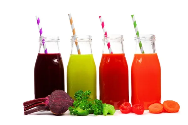 Четыре Бутылки Овощного Сока Свеклы Зелени Помидоров Моркови Ингредиентами Изолированные — стоковое фото