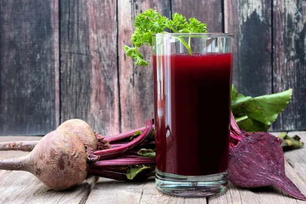 Succo Barbabietola Bicchiere Uno Sfondo Legno Rustico — Foto Stock