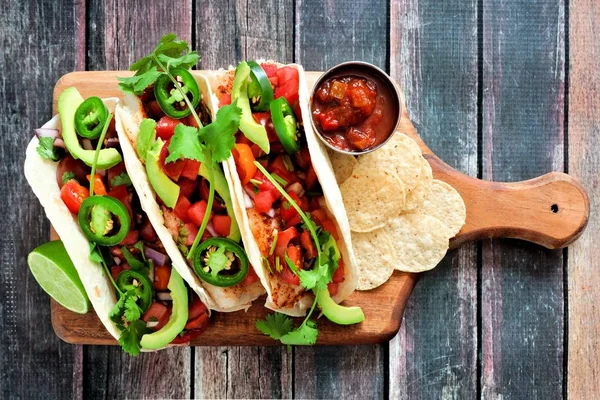 Tacos Peixe Picantes Com Salsa Melancia Abacates Uma Tábua Remo — Fotografia de Stock