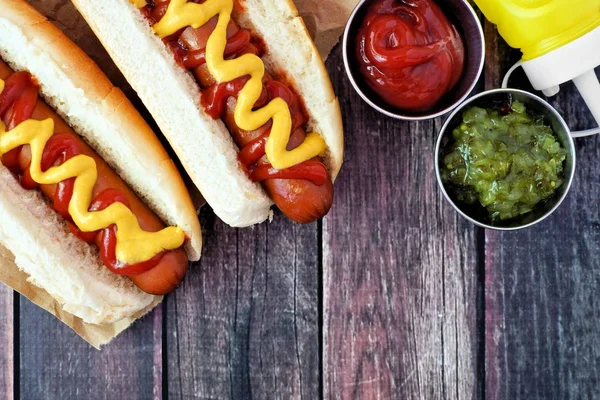 Cachorros Quentes Com Mostarda Ketchup Close Cena Aérea Fundo Madeira — Fotografia de Stock