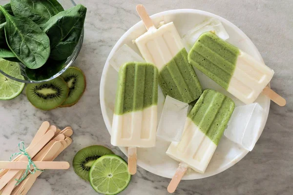 Picolés Smoothie Verde Com Kiwi Limão Espinafre Uma Placa Mármore — Fotografia de Stock