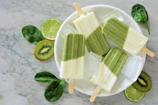 Ghiaccioli Frullato Verde Sano Con Kiwi Lime Spinaci Piatto Marmo — Foto Stock