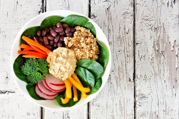 Quinoa Humus Rustik Ahşap Beyaz Görünümde Yukarıda Karışık Sebze Ile — Stok fotoğraf