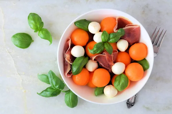 Salad Musim Panas Dengan Cantaloupe Mozzarella Prosciutto Dan Basil Atas — Stok Foto