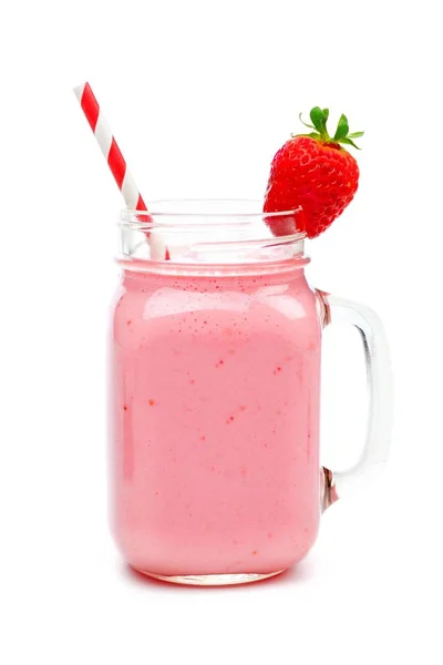 Egy Befőttesüvegbe Üveg Szalmával Elszigetelt Fehér Pink Eper Smoothie — Stock Fotó