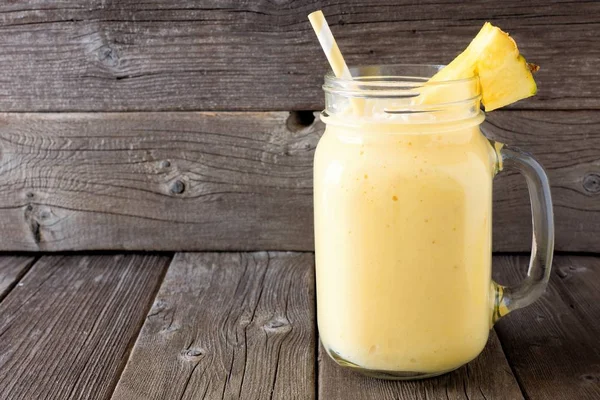 Ananas Smoothie Een Mason Jar Tegen Een Rustieke Houten Achtergrond — Stockfoto