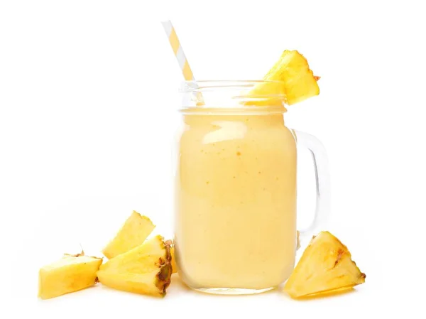 Batido Piña Frasco Albañil Con Paja Fruta Dispersa Aislada Sobre — Foto de Stock