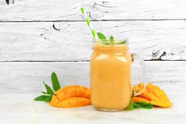 Tropische Mango Kokosnoot Smoothie Een Glas Mason Jar Een Rustieke — Stockfoto