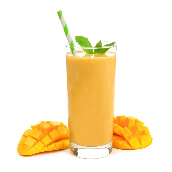 Bir bardak nane ve üzerinde beyaz izole saman sağlıklı mango smoothie