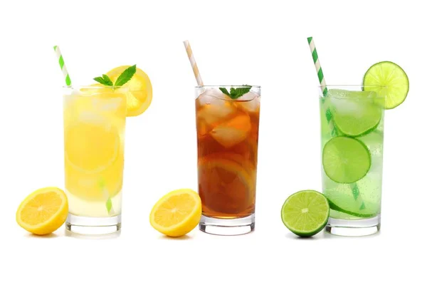 Три Склянки Літнього Лимонаду Чай Льодом Напої Лаймами Соломинками Ізольовані — стокове фото