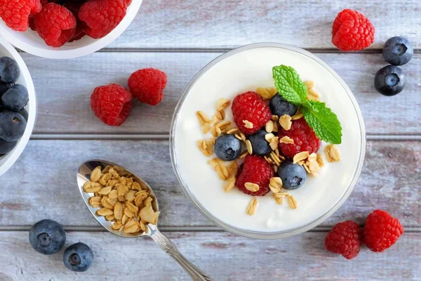 Tatlı Çilek Granola Rustik Ahşap Üzerine Genel Gider Sahne Ile — Stok fotoğraf