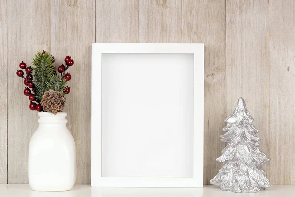 Макет Білої Рамки Різдвяними Гілками Срібним Деревом Полиці Портретна Рамка — стокове фото