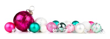 Pembe, deniz mavisi ve beyaz süslemelerden oluşan bir Noel sınırı. Beyaz arkaplanda izole edilmiş yan görünüm.