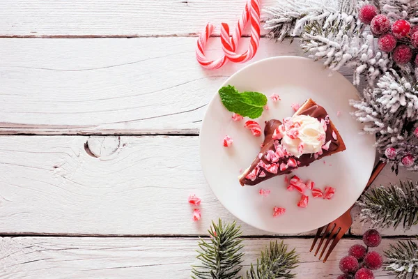 Weihnachtsurlaub Zuckerrohr Schokolade Käsekuchen Oben Seitenrand Über Weißem Holzhintergrund Mit — Stockfoto