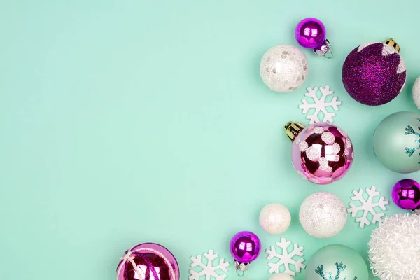 Moderno Pastello Natale Bauble Bordo Angolo Uno Sfondo Turchese Con — Foto Stock