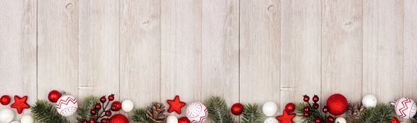 Kırmızı Beyaz Süslemeleri Dalları Olan Noel Uzun Sınır Afişi Gri — Stok fotoğraf