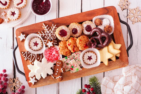 Tablett Mit Weihnachtsplätzchen Tischszene Von Oben Vor Weißem Holzhintergrund Ferienbackkonzept — Stockfoto