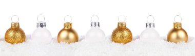 Beyaz bir arka planda karla kaplı parlak altın ve beyaz süslemelerden oluşan Noel sınırı