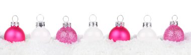Beyaz bir arka planda izole edilmiş kar içinde duran parlak pembe ve beyaz mücevherlerin Noel sınırı.
