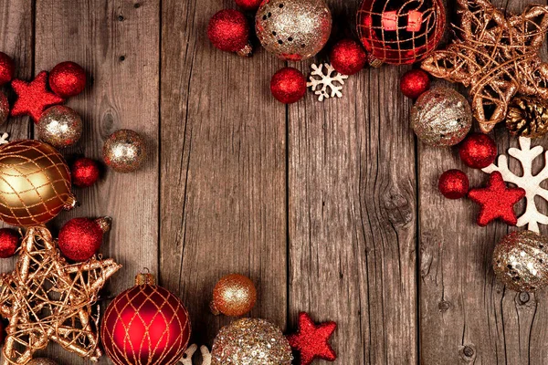 红色和金色的圣诞装饰品框架 乡土木背景图 — 图库照片