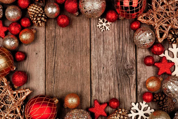 Červený Zlatý Vánoční Ozdoba Rám Pohled Shora Pozadí Rustikálního Dřeva — Stock fotografie