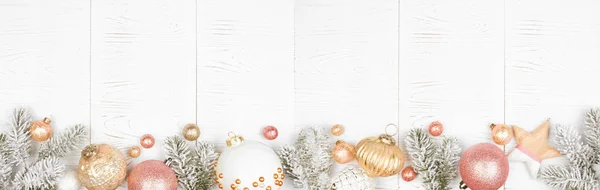 圣诞的边旗 上面挂着雪白的枝条和尘土飞扬的玫瑰 金色和白色的装饰品 白木背景的上图 — 图库照片