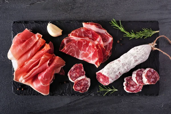 Piatto Antipasto Carne Con Salsiccia Salumi Italiani Sopra Vista Una — Foto Stock