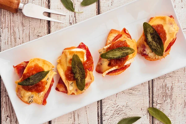 Antipasti Crostini Con Prosciutto Crudo Formaggio Blu Salvia Croccante Vista — Foto Stock