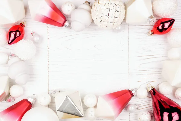 Kerst Frame Van Moderne Rode Witte Ornamenten Bovenaanzicht Een Witte — Stockfoto