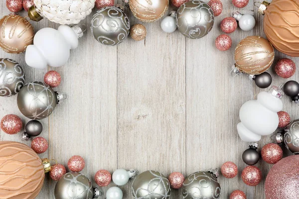 Kerst Frame Van Stoffige Roos Grijs Wit Ornamenten Bovenaanzicht Een — Stockfoto