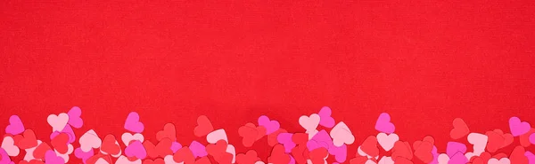 Valentijnsdag Lange Border Banner Met Papieren Hart Confetti Een Rode — Stockfoto