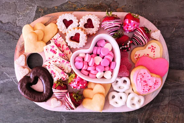 Валентинів День Солодощів Печива Верхній Вид Тарілку Подається Планшетному Фоні — стокове фото