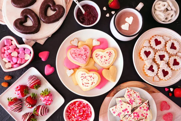 Walentynki Scena Stołowa Różnorodnymi Słodyczami Ciasteczkami Powyżej Widok Ciemne Tło — Zdjęcie stockowe