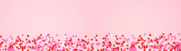 Ein Ganztägiges Banner Mit Bonbonherzen Weht Über Einem Pinkfarbenen Hintergrund — Stockfoto