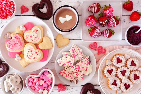 Cena Mesa Dia Dos Namorados Com Uma Seleção Doces Biscoitos — Fotografia de Stock