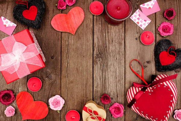 Valentijnsdag Frame Met Rode Harten Geschenken Decor Een Rustieke Houten — Stockfoto