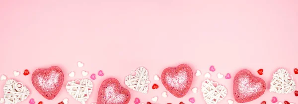 情人节的横幅上有长长的粉红色和白色的心形装饰边框 衬托着粉色背景 复制空间 — 图库照片