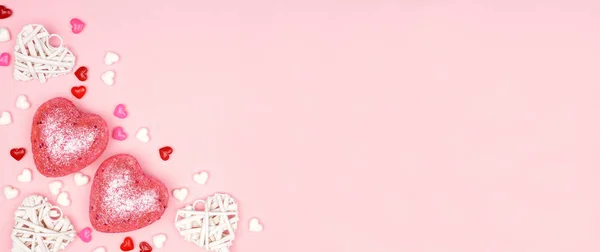 情人节横幅与角落边缘粉红色和白色心脏装饰与粉红色背景 复制空间 — 图库照片