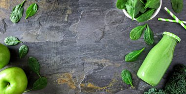 Sağlıklı yeşil smoothie çift kenarlı pankart. Süt şişesinin en üst görüntüsü koyu bir arka plan üzerinde. Boşluğu kopyala.