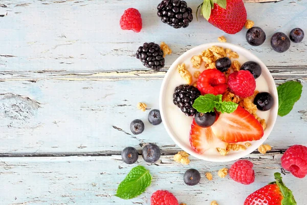 Bir Kase Yoğurt Sağlıklı Taze Böğürtlen Granola Üst Manzarayı Mavi — Stok fotoğraf