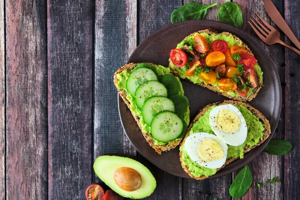 Zdravý Avokádový Toast Talíři Okurkový Špenát Rajčata Vejce Pohled Shora — Stock fotografie