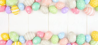 Pastel renkli Paskalya Yumurtası afişi beyaz ahşap arka planda çifte kenarlı. Kopyalama alanı ile görünümün üstünde.