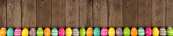 Kleurrijke Paaspandoek Met Rij Eieren Onderrand Een Rustieke Oude Houten — Stockfoto