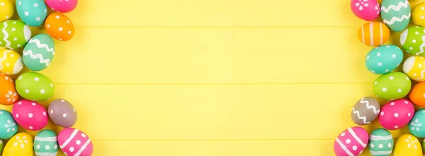 Kleurrijke Paaspandoek Met Paaseieren Dubbele Zij Rand Tegen Een Gele — Stockfoto