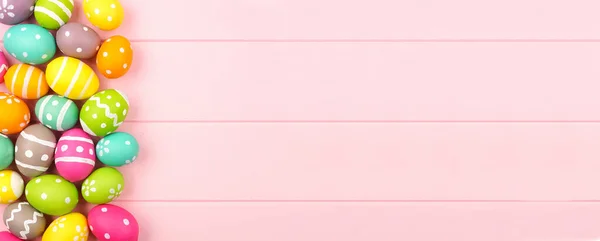 Kleurrijke Paaspandoek Met Paaseieren Randje Tegen Een Roze Houten Achtergrond — Stockfoto