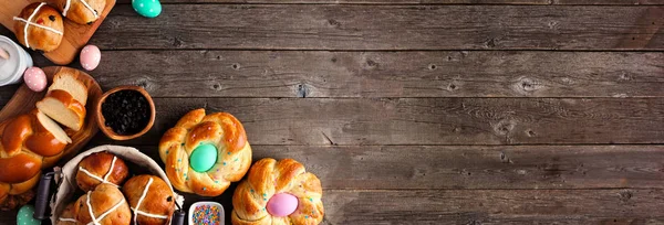 Scena Della Tavola Pasquale Con Una Selezione Pane Fresco Bandiera — Foto Stock