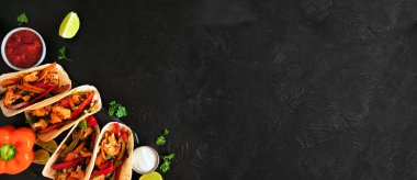 Sevgililer Günü sınır bayrağında bir sürü tatlı ve kurabiye var. Koyu taştan bir arkaplan üzerinde üst manzara. Aşk ve kalp teması. Boşluğu kopyala.