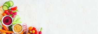 Taze sebze ve humus karışımı. Beyaz mermer zemin üzerinde üst görünüm kenarı.