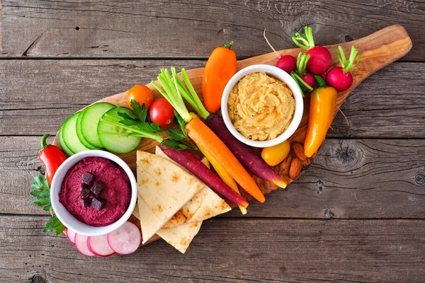 Auswahl Frischem Gemüse Und Humus Dip Auf Einem Servierbrett Draufsicht — Stockfoto