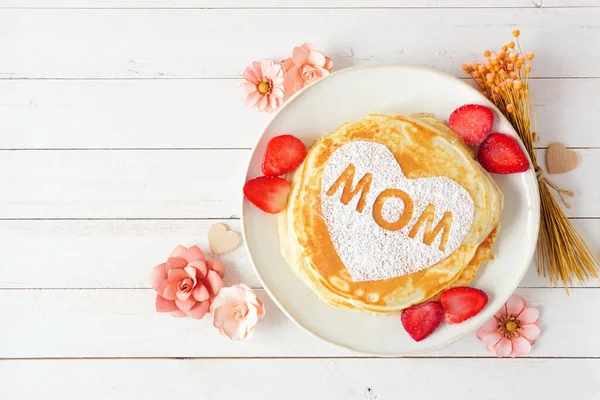 Panquecas Com Forma Coração Letras Mom Conceito Café Manhã Dia — Fotografia de Stock